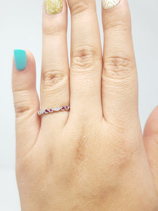Anillo infinito de diamantes y rubíes en oro blanco de 14 quilates
