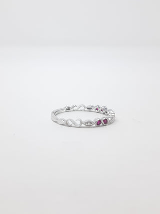 Anillo infinito de diamantes y rubíes en oro blanco de 14 quilates