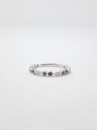 Anillo infinito de diamantes y rubíes en oro blanco de 14 quilates