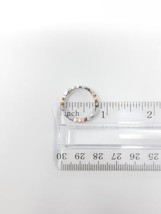 Anillo de oro blanco y rosa de dos tonos de 14 quilates con rubí de 0,20 quilates y diamante de 0,07 quilates