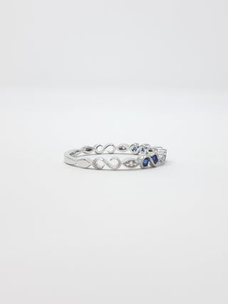 Anillo infinito de diamantes y zafiros en oro blanco de 14 quilates