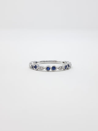 Anillo infinito de diamantes y zafiros en oro blanco de 14 quilates