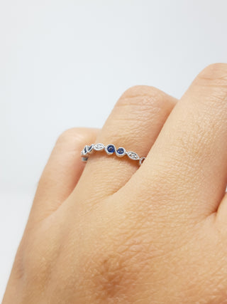 Anillo infinito de diamantes y zafiros en oro blanco de 14 quilates