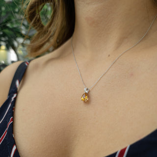 Colgante de oro blanco de 10 quilates con citrino de 8 x 6 mm y diamantes de 0,022 quilates