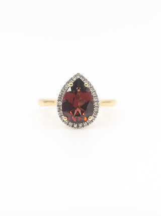 Anillo de oro amarillo de 10 quilates, granate en forma de pera de 10 x 7 mm y diamante de 0,135 quilates