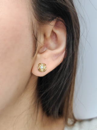 Aretes de diamantes canadienses de 0,10 quilates en oro amarillo de 10 quilates