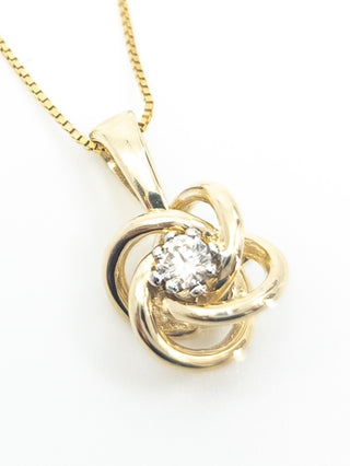 Collar con nudo de amor de diamantes canadienses de 0,05 quilates de oro amarillo de 10 quilates, 18"