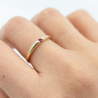 Anillo de oro amarillo de 10 quilates con rubí auténtico de 0,07 quilates, talla 6