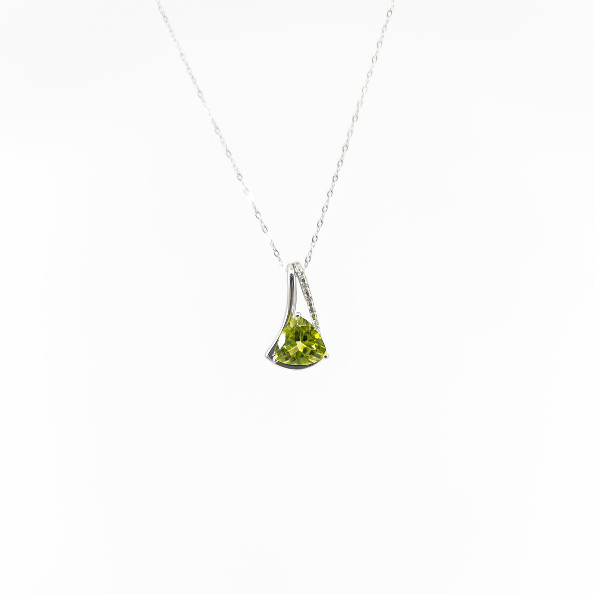 Colgante de diamantes y peridoto en oro blanco de 10 quilates