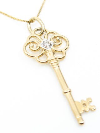 Collar con llave de diamante canadiense de 0,02 quilates de oro amarillo de 10 quilates, 18"