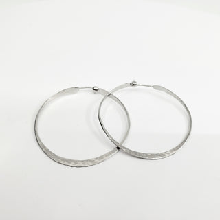 Pendientes de aro con textura martillada de plata de ley, 39 mm