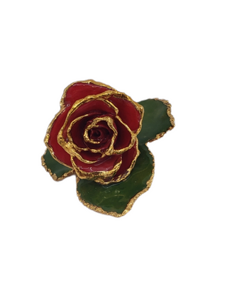 Pin/Boutonniere con rosa roja bañada en laca con adornos de oro de 24 quilates 