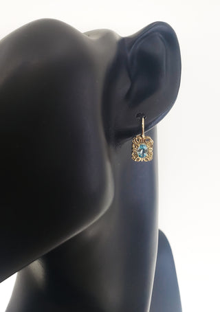 Pendientes colgantes de oro amarillo de 10 quilates con topacio azul suizo de talla ovalada de 6x4 mm y diamantes de 0,045 quilates