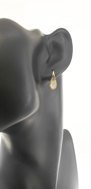 Aretes de oro amarillo de 10 quilates con ópalo blanco de talla ovalada de 6 x 4 mm y halo de diamantes de 0,11 quilates con cierres de palanca