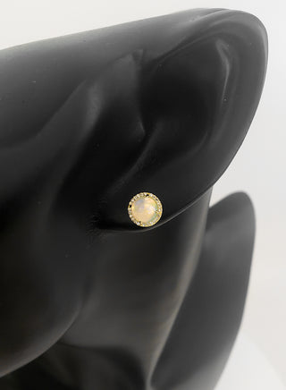 Aretes de oro amarillo de 14 quilates con ópalo de 0,96 quilates y halo de diamantes de 0,10 quilates