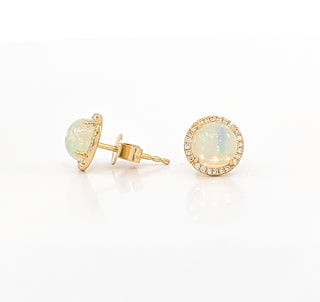 Aretes de oro amarillo de 14 quilates con ópalo de 0,96 quilates y halo de diamantes de 0,10 quilates