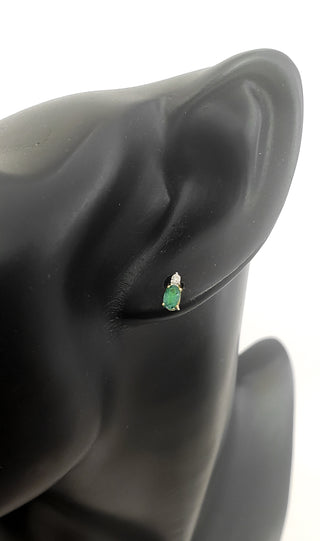 Aretes de diamantes y esmeraldas de talla ovalada en oro amarillo de 10 quilates 