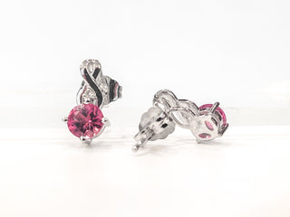 Aretes de oro blanco de 10 quilates con turmalina rosa de 0,90 quilates y diamantes de 0,012 quilates con respaldo de mariposa