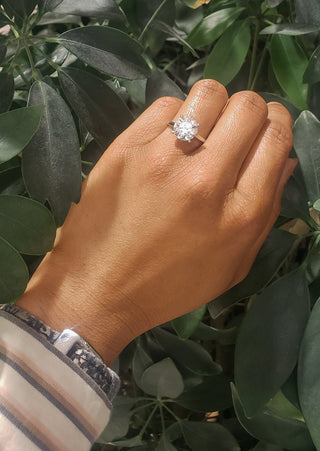 Anillo de diamantes redondos de talla brillante cultivados en laboratorio de oro de 14 quilates de 3,03 quilates
