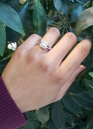 Anillo de compromiso con halo de diamantes de talla princesa de 0,87 quilates en oro blanco de 14 quilates