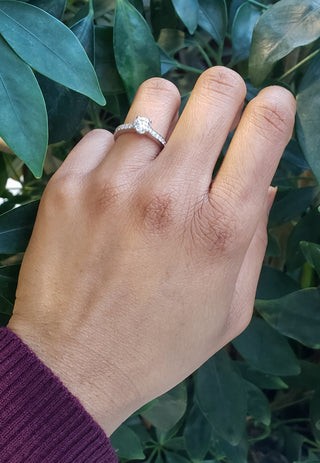 Anillo de compromiso de diamantes redondos de talla brillante de 0,94 quilates en oro blanco de 14 quilates