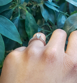 Anillo de compromiso de diamantes redondos de talla brillante de 0,94 quilates en oro blanco de 14 quilates