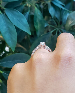 Anillo de compromiso de diamantes redondos de talla brillante de 1,03 quilates en oro blanco de 14 quilates