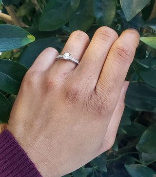 Anillo de compromiso de diamantes redondos de talla brillante de 1,03 quilates en oro blanco de 14 quilates