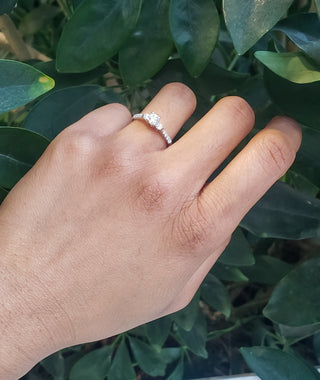 Anillo de compromiso de diamantes redondos de talla brillante de 0,42 quilates en oro blanco de 14 quilates