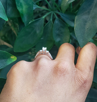 Anillo de compromiso de diamantes redondos de talla brillante de 0,42 quilates en oro blanco de 14 quilates