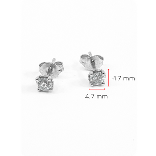 Aretes de diamantes canadienses de 0,50 quilates en oro blanco de 14 quilates