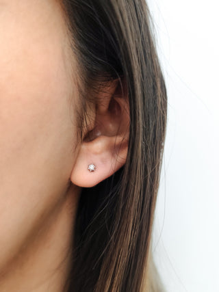 Aretes de oro blanco de 10 quilates con diamantes canadienses de talla redonda de 0,16 quilates