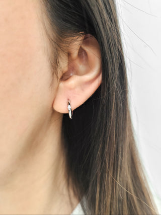 Pendientes tipo argolla con bisagras Huggie de oro blanco de 10 quilates con diamantes canadienses de 0,05 quilates