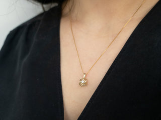 Collar con nudo de amor de diamantes canadienses de 0,05 quilates de oro amarillo de 10 quilates, 18"