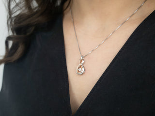 Colgante de diamante canadiense de 0,18 quilates de plata de ley y oro rosa de 10 quilates, 18"
