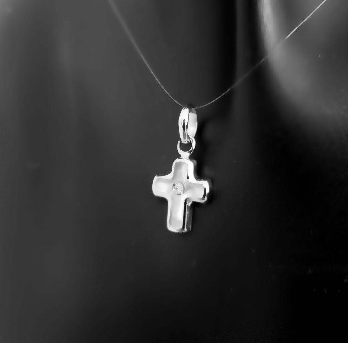 Cruz de nácar de oro blanco de 10 quilates con dije de circonita cúbica: 10 mm x 8 mm