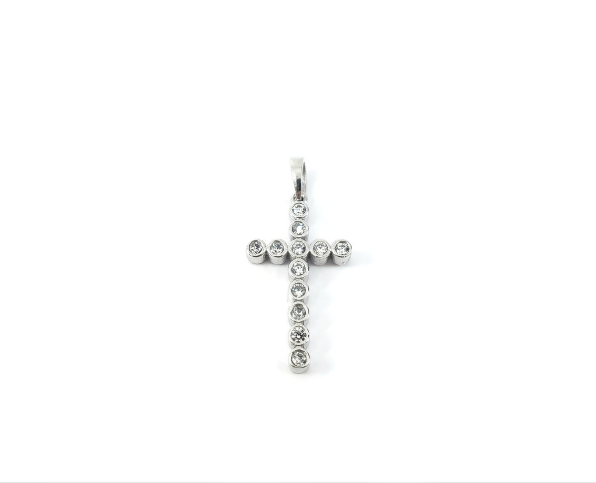 Cruz de circonita cúbica de oro blanco de 10 quilates: 19 mm x 12 mm