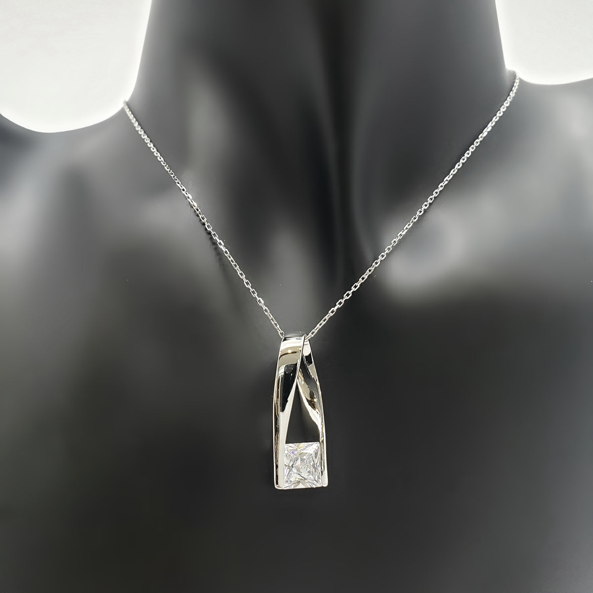 925 Sterling Silver 7mm Cubic Zirconia Pendant with Chain - 18 Inches