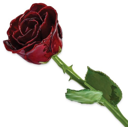 Rosa natural bañada en laca burdeos con hojas verdes y tallo - GP13071