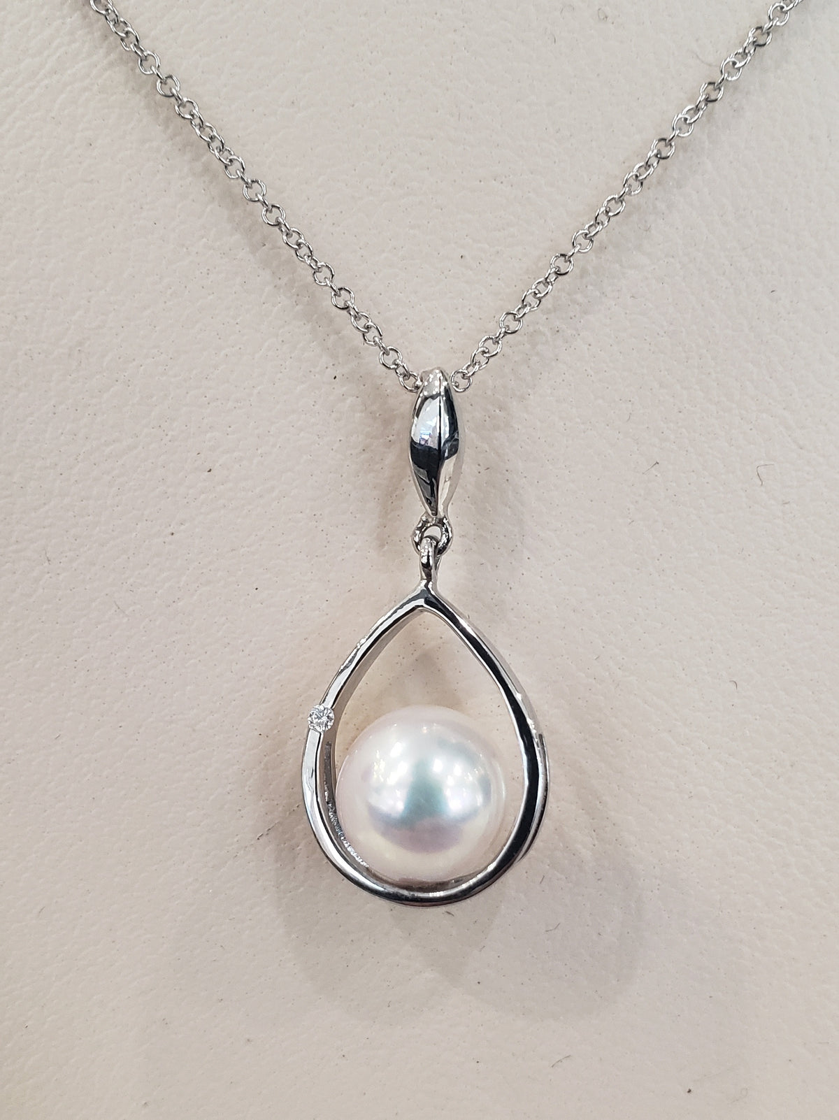 10/18K White Gold Cultured Pearl and Diamond Pendant - 18&quot;