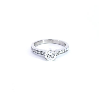 Anillo de compromiso de diamantes redondos de talla brillante de 0,94 quilates en oro blanco de 14 quilates