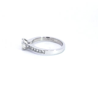 Anillo de compromiso de diamantes redondos de talla brillante de 0,94 quilates en oro blanco de 14 quilates
