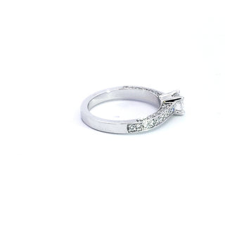 Anillo de compromiso de diamantes redondos de talla brillante de 1,03 quilates en oro blanco de 14 quilates