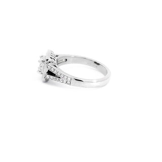 Anillo de compromiso con halo de diamantes de talla princesa de 0,87 quilates en oro blanco de 14 quilates