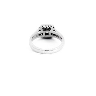 Anillo de compromiso con halo de diamantes de talla princesa de 0,87 quilates en oro blanco de 14 quilates