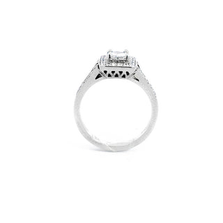 Anillo de compromiso con halo de diamantes de talla princesa de 0,87 quilates en oro blanco de 14 quilates