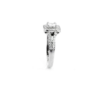Anillo de compromiso con halo de diamantes de talla princesa de 0,87 quilates en oro blanco de 14 quilates