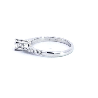 Anillo de compromiso de diamantes redondos de talla brillante de 0,42 quilates en oro blanco de 14 quilates