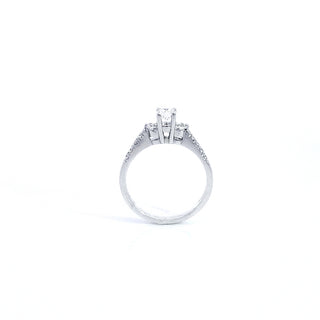 Anillo de compromiso de diamantes redondos de talla brillante de 0,42 quilates en oro blanco de 14 quilates