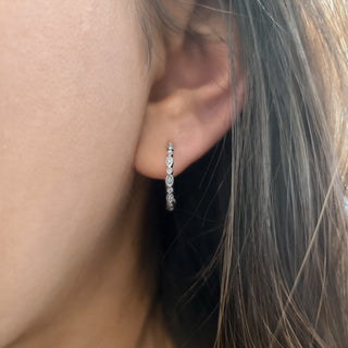 Aretes tipo argolla con diamantes de 0,07 quilates en oro blanco de 14 quilates